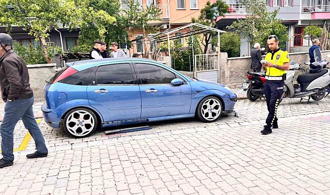 Kediden kaçarken park halindeki otomobile çarptılar