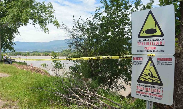 Kelkit çayı taştı, ağaçlık alan nehre dönüştü, seralar sular altında kaldı