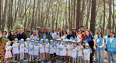 Kemer'de minik ellerden çevre temizliği