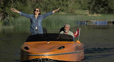 Kendi tasarımı teknesi ile turistlere nilüfer ve doğa gezisi sunuyor
