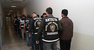 Kendilerini emniyet müdürü olarak tanıtıp 50 milyon TL'lik vurgun yaptılar