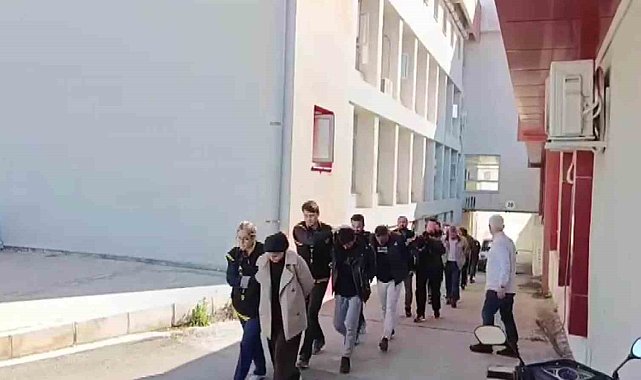 Kendilerini hakim, savcı ve polis olarak tanıtıp milyonluk vurgun yapan şebeke çökertildi