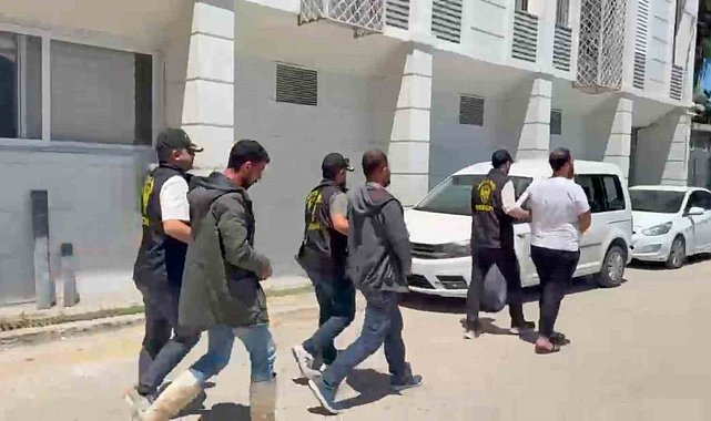 Kendilerini polis olarak tanıtıp vatandaşları dolandırdılar