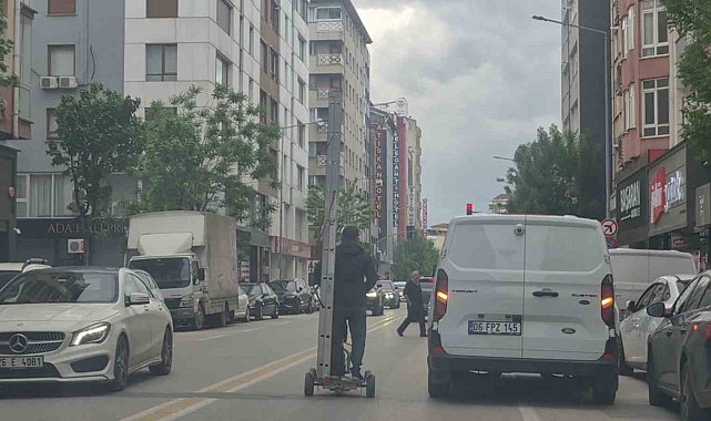 Kendinden uzun merdiveni elektrikli scooter ile taşıdı