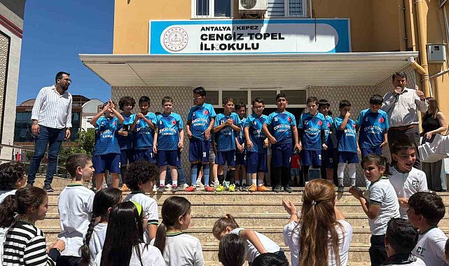 Kepez'de ilkokullar arası futbol turnuvasının şampiyonu Cengiz Topel İlkokulu oldu