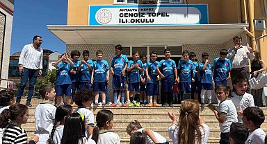 Kepez'de ilkokullar arası futbol turnuvasının şampiyonu Cengiz Topel İlkokulu oldu