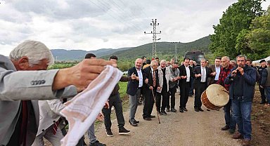 Kıbrıs Gazisi istedi, köy meydanında vali ve belediye başkanı halay çekti