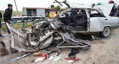 Kırıkkale'de otomobiller çarpıştı: 2 ölü, 7 yaralı