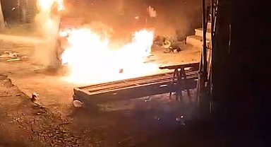 Kırıkkale'de park halindeki otomobil alev topuna döndü