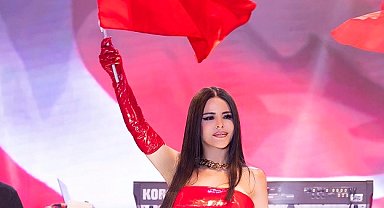 Kırmızının 'Simge'si... Kırmızı O'na çok yakışıyor