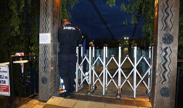 Kızılırmak coştu, sallanan köprü yaya geçişlerine kapatıldı