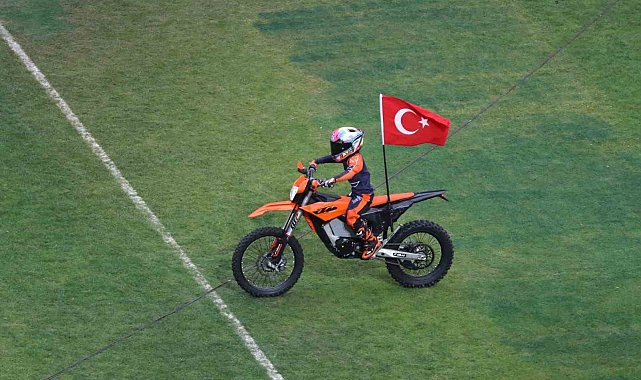 Kocaeli Stadyumu'nda Zayn Sofuoğlu'ndan motosiklet şovu