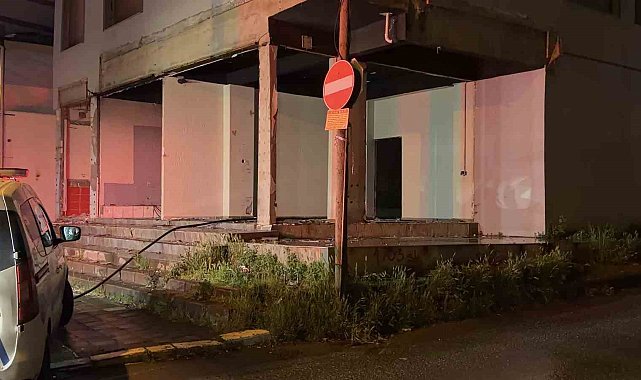 Kocaeli'de tahliye edilen binada yakılan ateş mahalleyi ayağa kaldırdı