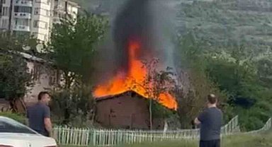 Kocaeli'de tek katlı ev alevlere teslim oldu