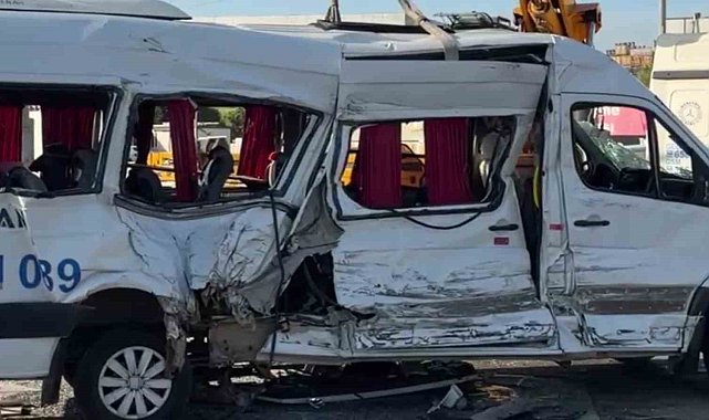 Kocaeli'de tır ile çarpışan servis aracındaki 8 yaralıdan 1'i hayatını kaybetti