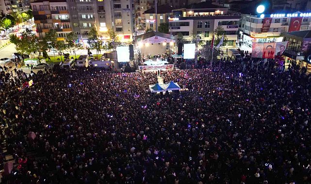 Konser alanında gençlik coşkusu
