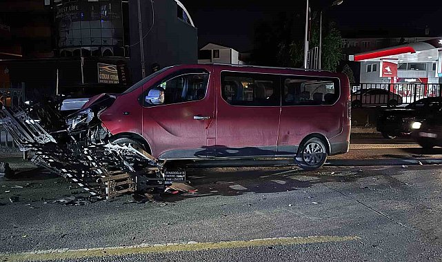 Kontrolden çıkan minibüs refüjdeki demirlere çarptı