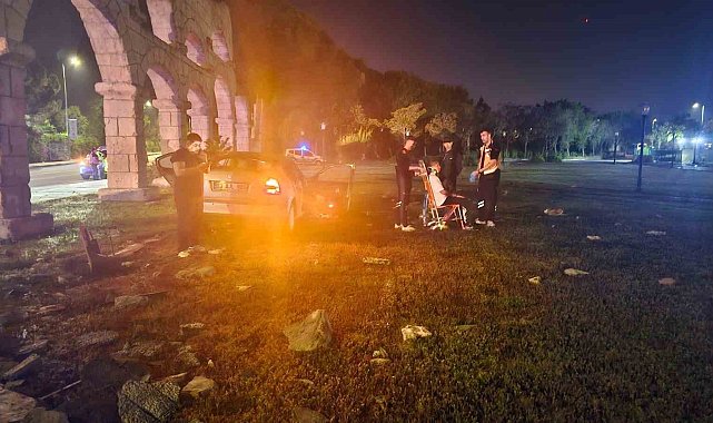 Kontrolden çıkan otomobil dekoratif surlara çarptı: 4 yaralı