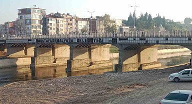 Köprüdeki dökülmüş yazı Mustafakemalpaşa'da bakımsızlığın sembolü oldu