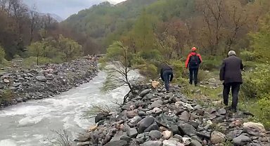 Köprüden düşen kadın akıntıya kapıldı