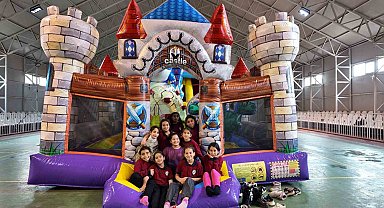 Köy çocukları için şişme oyun parkı kuruldu