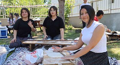 Kozan'da öğrenciler bahar şenliğinde şalvar giyip Adana sıkması pişirdi