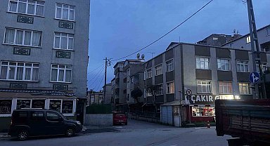 Küçükçekmece'de kahve önünde silahlı saldırı: 3 yaralı