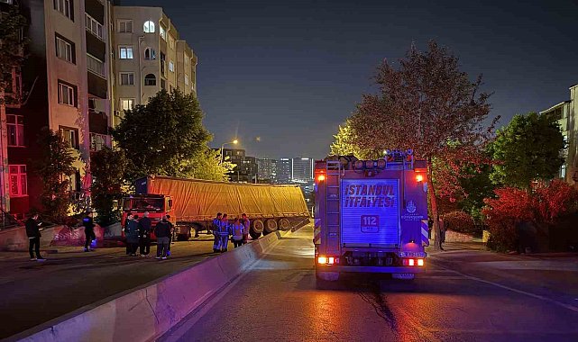 Küçükçekmece'de palet yüklü tır refüjde yan yattı