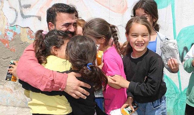Küçükken hep 'bekledi' şimdi çocuklara ücretsiz dağıtıyor