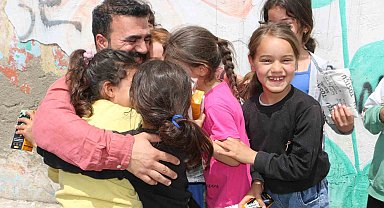 Küçükken hep 'bekledi' şimdi çocuklara ücretsiz dağıtıyor