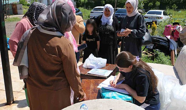 Kurbanlık olarak kestikleri 30 küçükbaş hayvanı, ihtiyaç sahiplerine ulaştırdı