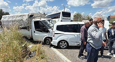 Kurbanlıkları taşıyan kamyonetle hafif ticari araç çarpıştı: 1'i ağır 4 yaralı