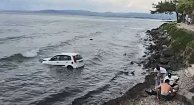 Kuşadası'nda otomobil denize uçtu: 1 yaralı