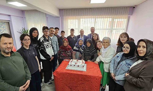 Kütahya'da lise öğrencilerinden anlamlı huzurevi ziyareti