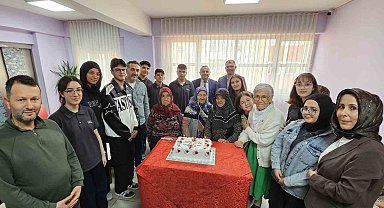 Kütahya'da lise öğrencilerinden anlamlı huzurevi ziyareti