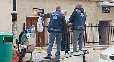 Kütahya'da zabıta ile dilenci arasında gerginlik: Dilenci kadın zabıtayı çileden çıkardı