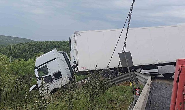 Kuzey Marmara'da otomobilin çarptığı tır bariyerleri aşıp yoldan çıktı