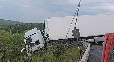 Kuzey Marmara'da otomobilin çarptığı tır bariyerleri aşıp yoldan çıktı