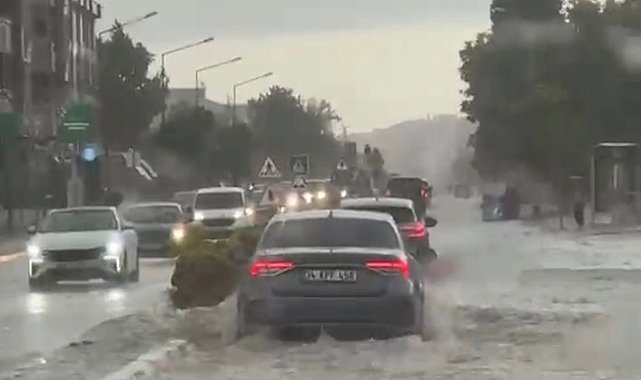 Lüleburgaz'da sağanak yağış hayatı felç etti: Cadde ve sokaklar göle döndü