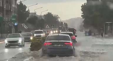 Lüleburgaz'da sağanak yağış hayatı felç etti: Cadde ve sokaklar göle döndü