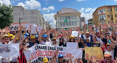 Maaşlarını alamadıklarını iddia eden madenciler aileleriyle yürüdü