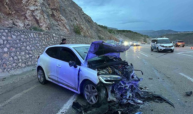 Malatya'da iki otomobil kafa kafaya çarpıştı: 8 yaralı