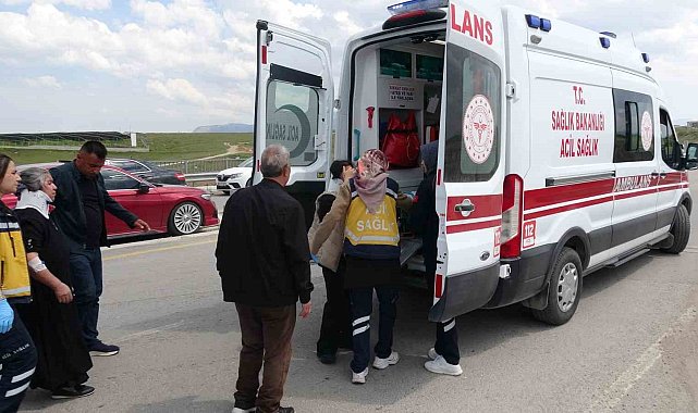Malatya'da minibüs ile hafif ticari araç çarpıştı: 8 yaralı