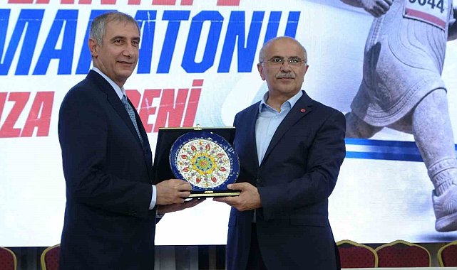Malatya'da spor emekçileri onurlandırıldı, Arslantepe Yarı Maratonu'nun imzaları atıldı