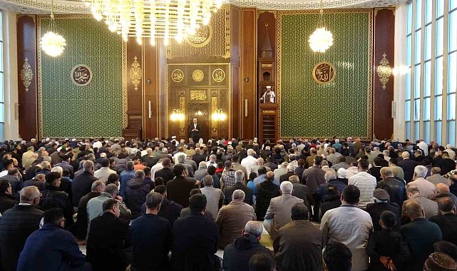 Malatya'da vatandaşlar bayram namazı için camilere akın etti