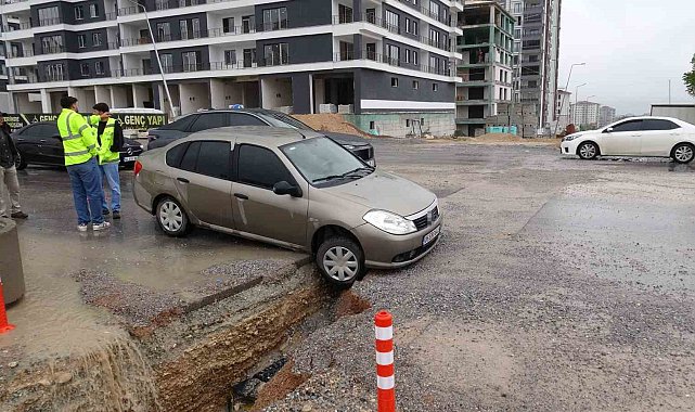 Malatya'da yol kenarındaki çukur kazalara neden oldu