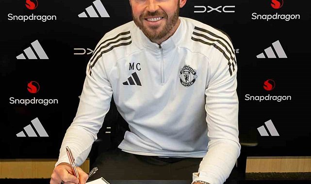 Manchester United, 2 yıl daha Michael Carrick'e emanet