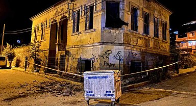 Manisa'da çatısı ve duvarları çöken tarihi bina kokuttu