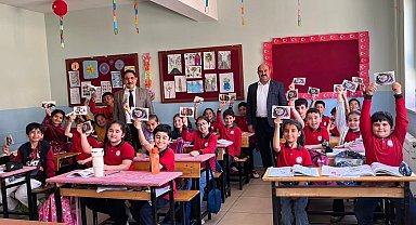 Mardin Yeşilli PTT İlçe Müdürü Serdar Avuka'dan öğrencilere bayram sevinci