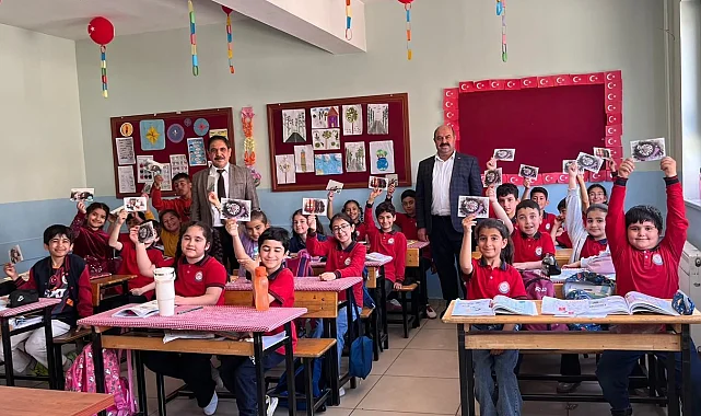 Mardin Yeşilli PTT İlçe Müdürü Serdar Avuka'dan öğrencilere bayram sevinci
